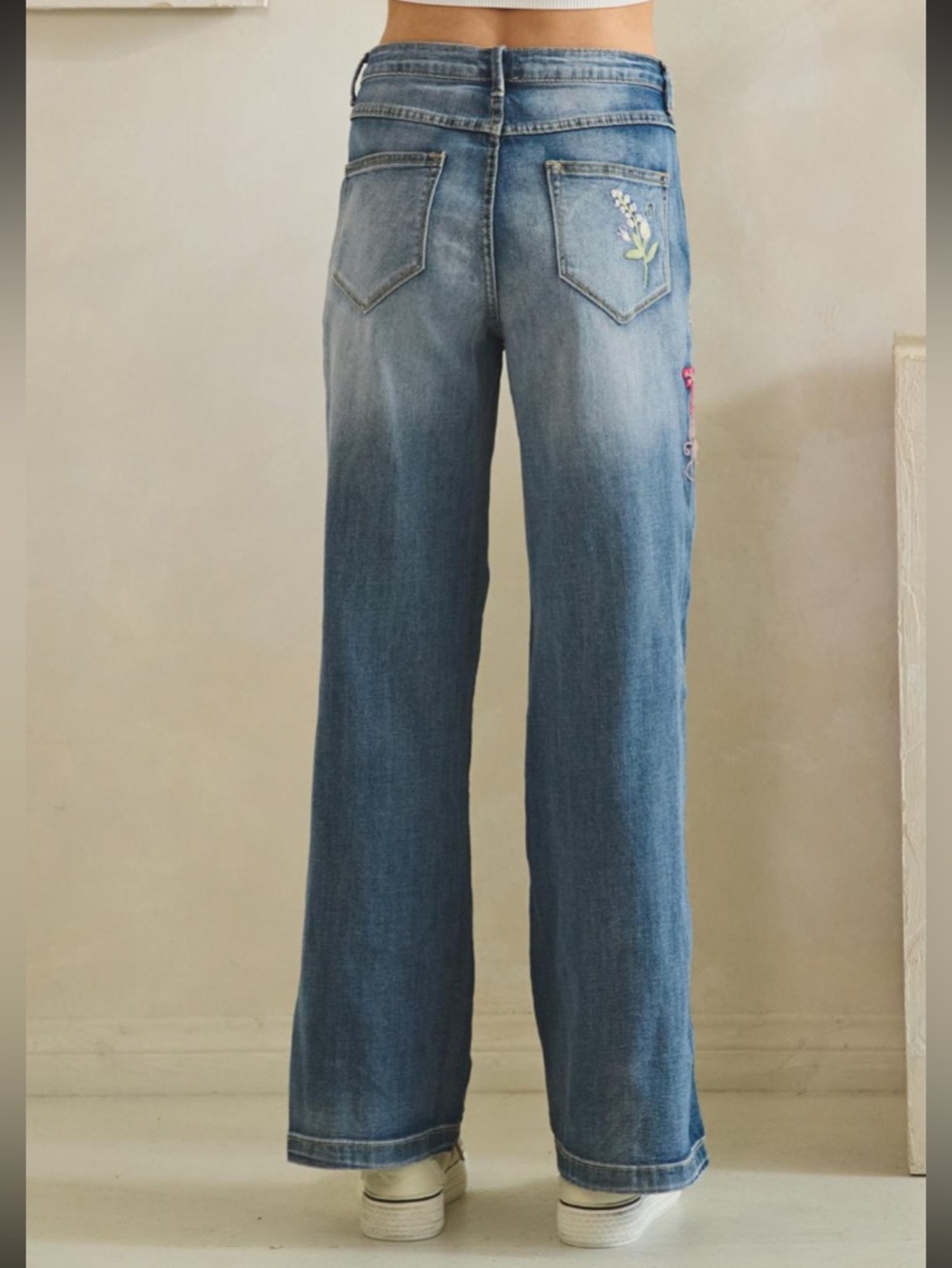 *NEW* Oli & Hali Medium Blue Wide-Leg Jeans with Floral Embroidery Sz Medium - Picture 2 of 4